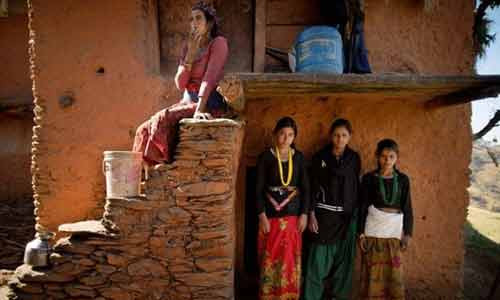 Phụ nữ đã kết hôn bị cách ly 4 ngày, thiếu nữ chưa chồng thì 7 ngày. Phụ nữ sau khi sinh con cũng bị cho là ô uế và cũng bị cách ly như vậy. Sự kiệt sức do sinh nở cộng với điều kiện sống tồi tệ, kém vệ sinh khiến không ít sản phụ tử vong.