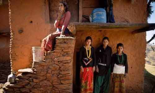 Phụ nữ đã kết hôn bị cách ly 4 ngày, thiếu nữ chưa chồng thì 7 ngày. Phụ nữ sau khi sinh con cũng bị cho là ô uế và cũng bị cách ly như vậy. Sự kiệt sức do sinh nở cộng với điều kiện sống tồi tệ, kém vệ sinh khiến không ít sản phụ tử vong.