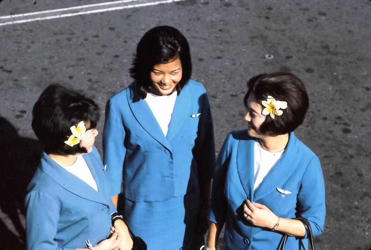 Năm 1966: Đồng phục tiếp viên của hãng Hawaii Airlines tiếp tục được thay đổi để hợp thời trang và có nét đặc trưng hơn. Bộ trang phục này đã được thiết kế và sản xuất bởi Hino, một trong những tên tuổi đi đầu trong ngành may mặc của Hawaii thời bấy giờ.