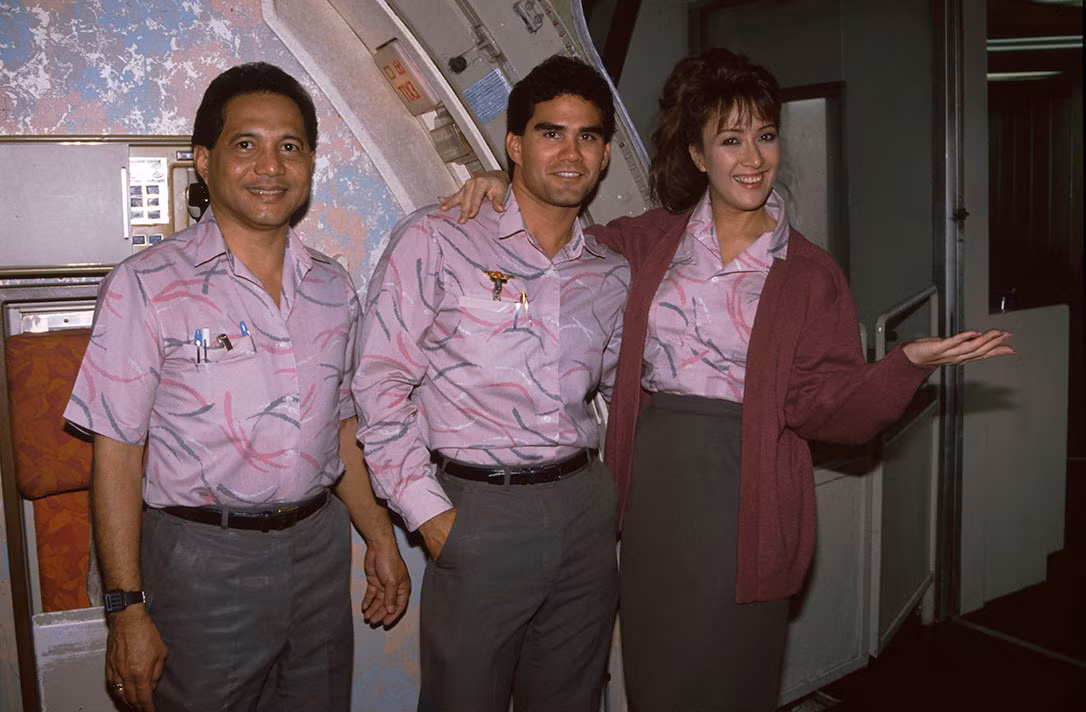 Năm 1988: Vào thập kỷ 80, Hawaii Airlines bắt đầu có các tiếp viên nam. Trong lễ kỷ niệm 60 năm thành lập hãng, các tiếp viên đã được thiết kế bộ trang phục mới mang tính chuyên nghiệp và hiện đại hơn: tiếp viên nữ mặc váy dài xám với sơ mi họa tiết trang nhã, tiếp viên nam mặc quần đồng màu váy nữ và áo sơ mi.