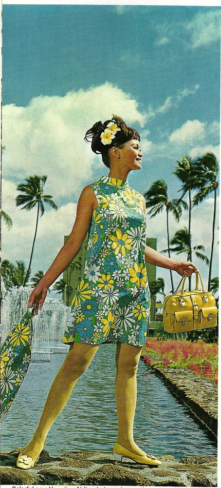 Năm 1968: Bộ váy đồng phục này trông khá lòe loẹt với các họa tiết hoa lam chủ đạo.