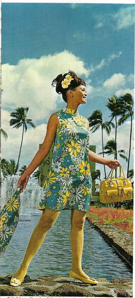 Năm 1968: Bộ váy đồng phục này trông khá lòe loẹt với các họa tiết hoa lam chủ đạo.