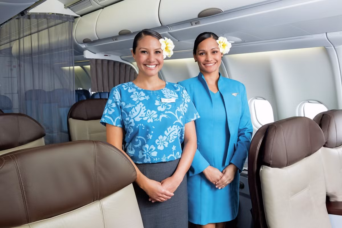 Năm 2009: Đây là thời điểm kỷ niệm tròn 80 thành lập hãng hàng không Hawaii Airlines. Nhân dịp này, hãng hàng không Mỹ đã thay đổi trang phục mới cho tiếp viên. Bộ trang phục này do nhà thiết kế Emma Howard thực hiện với phong cách lịch thiệp và tinh tế hơn. Đến nay, bộ đồng phục vẫn được sử dụng.