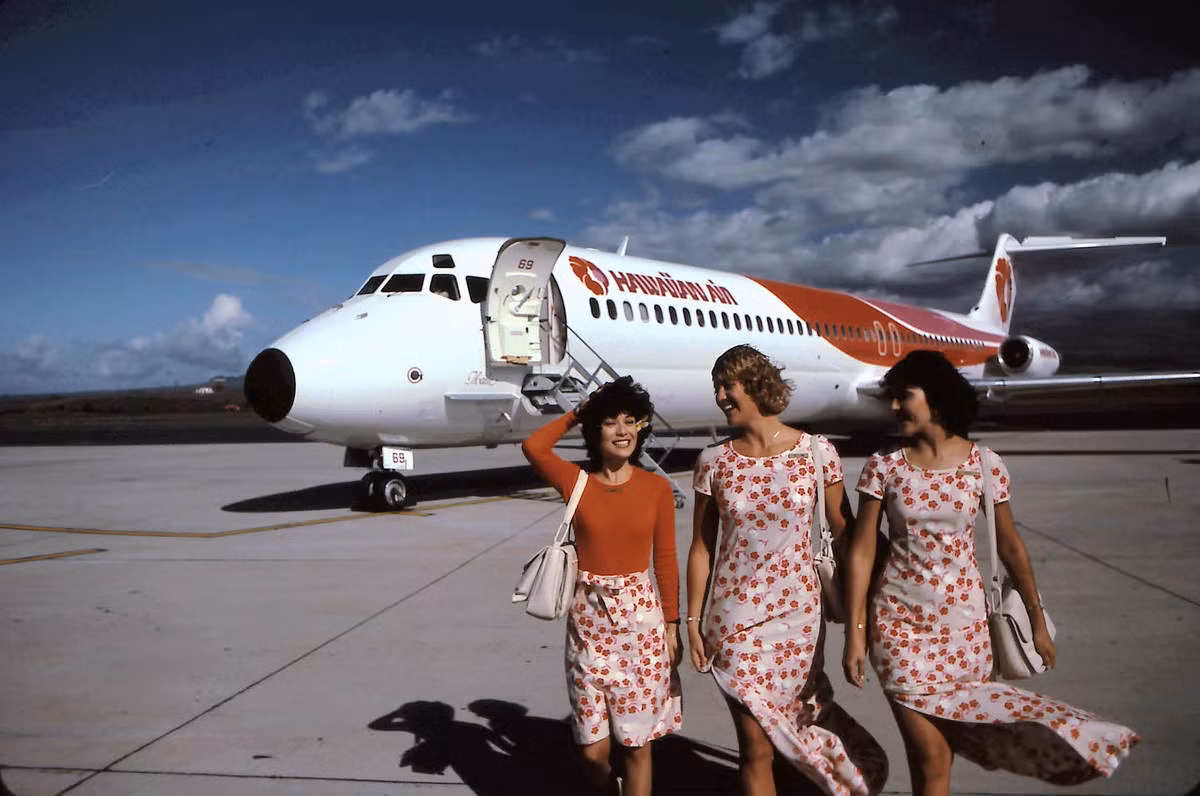 Năm 1977: Đồng phục tiếp viên của Hawai Airlines đã đổi sang gồm một bộ quần áo liền, một chiếc váy dài, áo khoác và khăn.