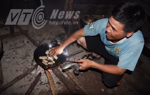 Mùa A Tà nhúng tay vào chảo mỡ sôi.