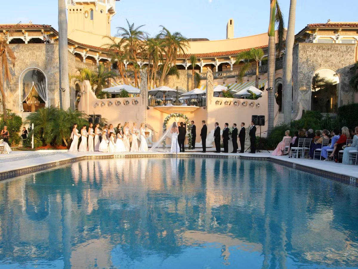 Tỷ phú Trump đã sống tại biệt thự này khoảng 10 năm trước khi chuyển đến một câu lạc bộ tư nhân độc quyền. Cơ ngơi này có tới 58 phòng ngủ, 33 phòng tắm, 12 lò sưởi và ba hầm trú bom. Năm 2005, đám cưới của con trai tỷ phú Trump đã được tổ chức tại dinh thự này.