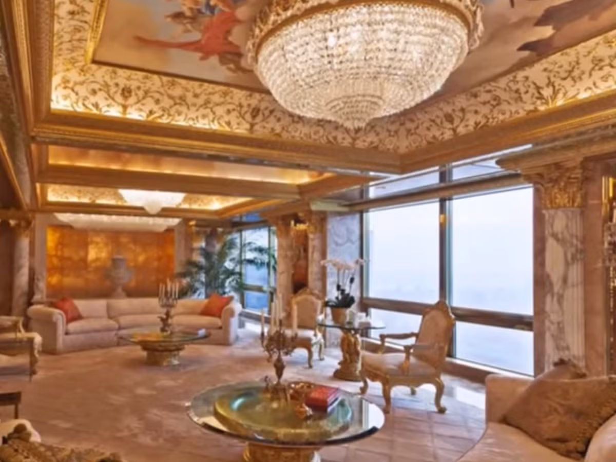 Căn penthouse của Trump có cánh cửa dát vàng và kim cương cửa, một đài phun nước trong nhà, sơn trần và một đèn chùm trang trí công phu.