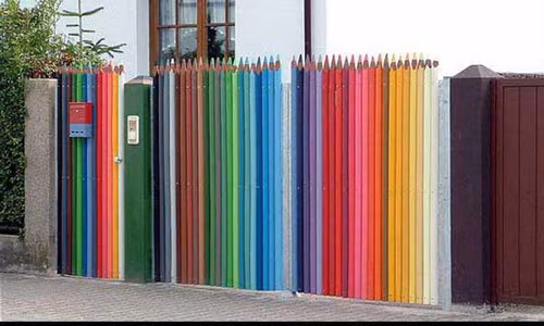 Một cách sơn tường rào giống như cây bút chì màu nổi bật.