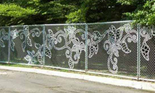 Bạn cũng có thể dùng dây xích để trang trí tường rào.