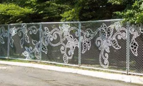 Bạn cũng có thể dùng dây xích để trang trí tường rào.