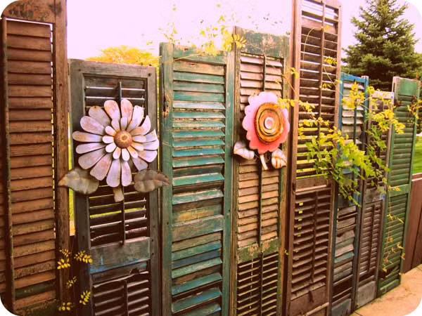 Tường rào tiết kiệm chi phí từ những tấm cánh cửa cũ.