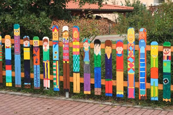 Nếu khéo tay hơn, bạn có thể vẽ các hình thù đáng yêu lên từng thanh rào.