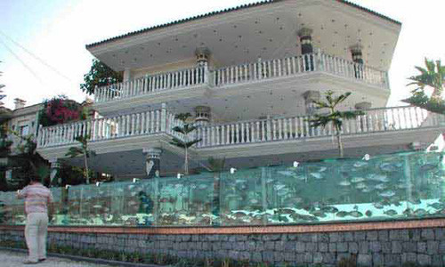 Một kiểu tường rào độc đáo giống như bể cá khổng lồ đang bao quanh căn biệt thự.