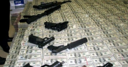 Cuộc sống giàu có xa hoa của Martinez Sanchez không chỉ nhờ vào ma túy và tiền. Các nhà chức trách đã tìm thấy một kho vũ khí tương đối lớn, từ những khẩu súng ngắn, đến những khẩu súng trường mạ vàng xa xỉ.