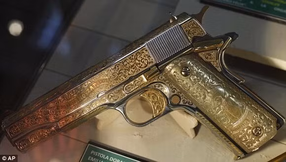 Cũng giống như các trùm ma túy két tiếng khác, trùm ma túy Mexico Alfredo Beltran Leyva (biệt danh El Mochomo) cũng sở hữu một khẩu súng lục dát vàng có những chi tiết điêu khắc tinh xảo. Hiện tại, khẩu súng đang được lưu giữ tại bảo tàng quân sự ở Mexico.