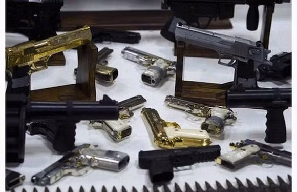 Mỗi khẩu súng lục Desert Eagles mạ vàng trong bộ sưu tập của trùm ma túy Mexico trị giá khoảng 2.150 USD. Những khẩu súng đặt hàng là những vật xa hoa nhất trong bộ sưu tập của Martinez Sanchez.