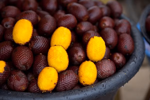 Khi quả chín, người ta phải bóc lớp vỏ đi rồi ăn phần thịt màu vàng thơm giòn bên trong.