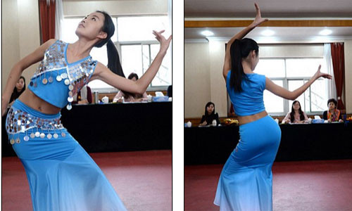 Một nữ sinh thể hiện kỹ năng nhảy múa trước ban giám khảo trong phần thi tài năng. Các tiêu chí của kỳ thi tuyển tiếp viên tàu hỏa yêu cầu vô cùng nghiêm ngặt, buộc các thí sinh phải hội tụ đầy đủ tất cả mọi thứ từ các kỹ năng đến chiều cao cơ thể.