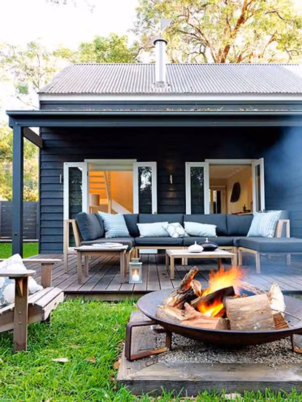 Những chiếc ghế dài trên khoảng sân hiên sẽ là nơi nghỉ ngơi hàn huyên, ngắm cảnh sau những giờ làm việc mệt mỏi cho bạn và gia đình.