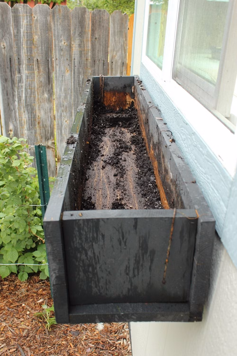 Đầu tiên, bạn cần đóng một chiếc máng gỗ bên ngoài cửa sổ, tránh đặt máng quá cao gây cản trở tầm nhìn khi mở cửa.