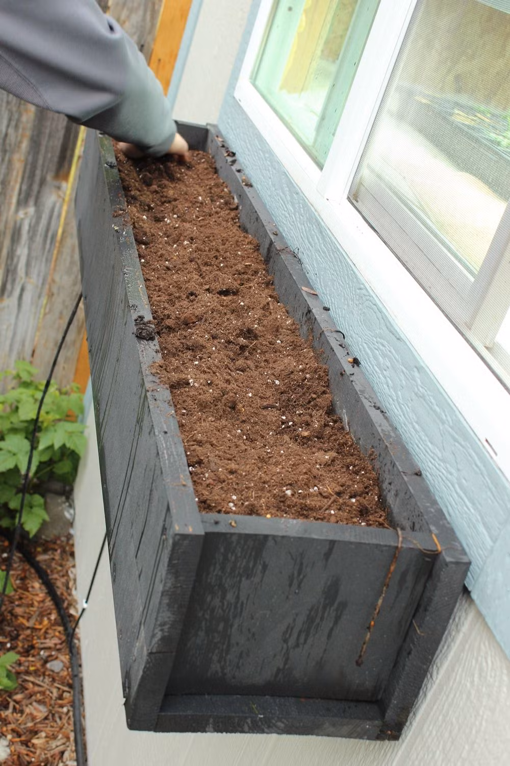 Hãy san và trải đều đất ra đầy chiếc máng dài.