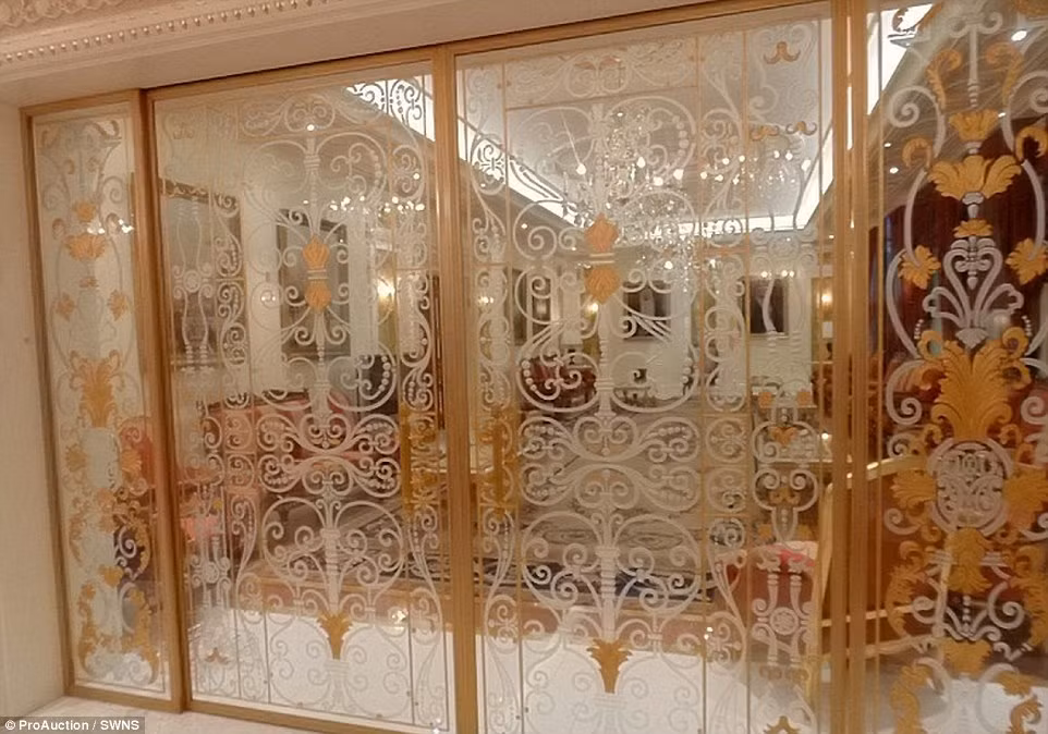 Các cánh cửa được trang trí với các chi tiết vàng lá.