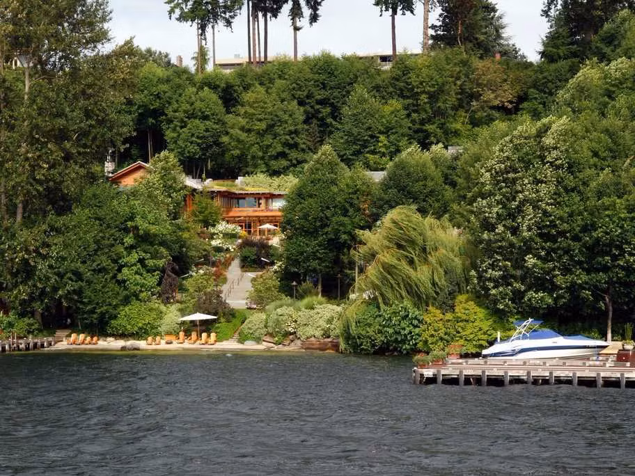 Dinh thự của Bill Gates có một hệ thống cảm biến công nghệ cao sẽ giúp điều chỉnh nhiệt độ và ánh sáng của căn phòng. Ngoài ra, ngôi nhà còn có một hồ bơi dài 18 m, 6 nhà bếp và một phòng ăn có thể chứa đến 200 người.