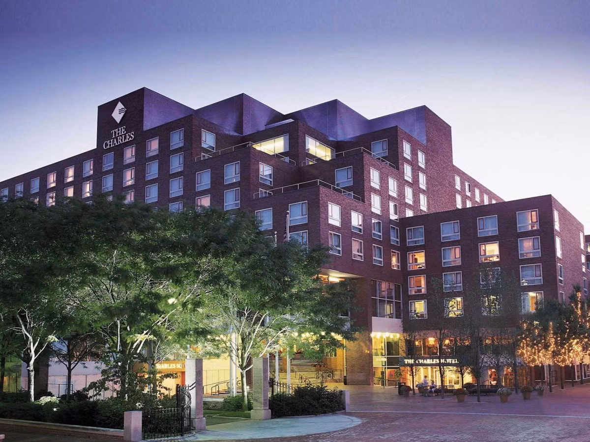 Bill Gates cũng chi một số khoản đầu tư bất động sản thông qua công ty đầu tư cá nhân của ông có tên Cascade. Các khoản đầu tư đó gồm việc sở hữu cổ phần của khách sạn Charles tại Cambridge, Massachusetts.