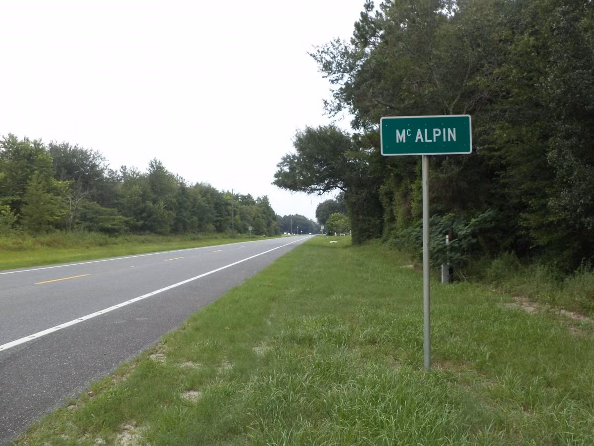 Công ty Cascade của Bill Gates cũng liên quan đến việc mua bán hơn 1.800 ha đất nông nghiệp ở Suwanee County, Florida, gần cộng đồng McAlpin. Một công ty con của Cascade trả gần 28 triệu USD cho khu đất trên.