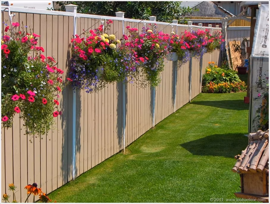 Ngôi nhà bạn dễ dàng trở nên sống động, hút mắt với những giỏ hoa tươi. Sau đây là những cách trang trí nhà đẹp với hoa. Bạn có thể treo những giỏ hoa đầy màu sắc quanh bờ rào...