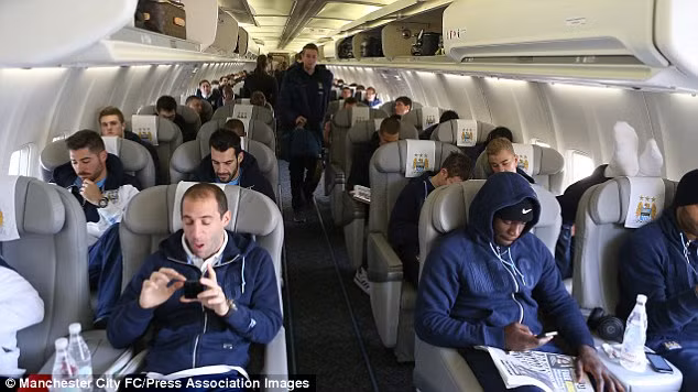 Hình ảnh các cầu thủ Manchester City ngồi trên chuyên cơ.