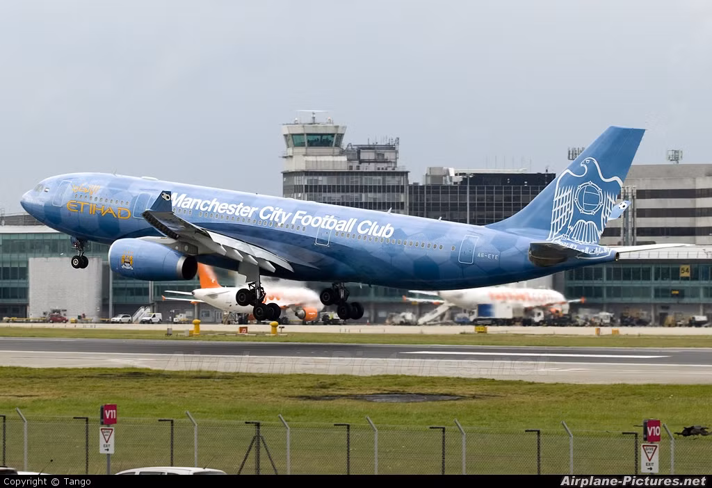 Tổng cộng đã mất 450 lít sơn để tân trang lại chiếc chuyên cơ của Man City.