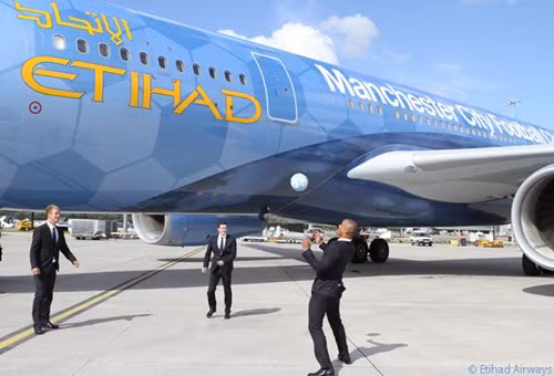 Etihad Airways là nhà tài trợ chính của CLB Manchester City từ tháng 5/2009.