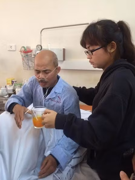 Nghe si Han Van Tinh mim cuoi chong choi benh ung thu