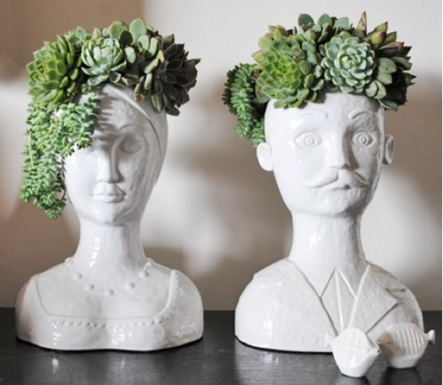 Những bộ tóc xanh mát của hai bức tượng trông thực sự ấn tượng.