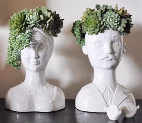 Những bộ tóc xanh mát của hai bức tượng trông thực sự ấn tượng.