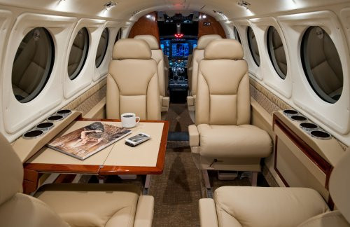 King Air B200 có chiều dài 13,36 m, cao 4,5 m và có thể chở được 13 người.