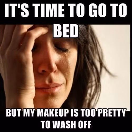 Đến giờ đi ngủ rồi nhưng khuôn mặt trang điểm này quá đẹp để tẩy trang.