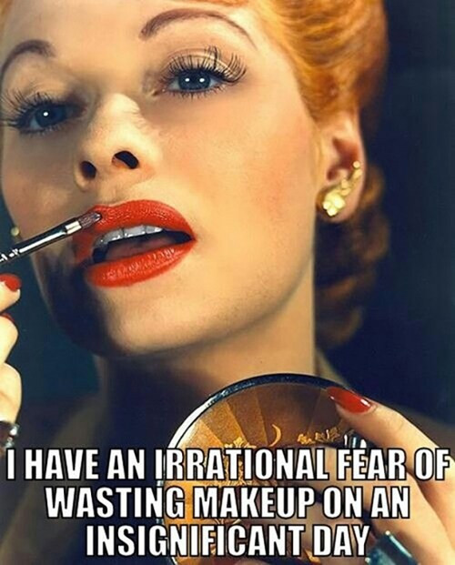 Có một điều rất “nhọ” là mỗi khi có dịp quan trọng thì phụ nữ lại thường để mặt mộc, còn những hôm trang điểm cầu kỳ thì lại là ngày họ chẳng biết đi đâu.