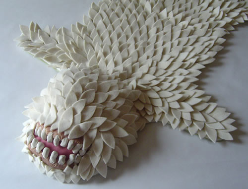 Một tấm thảm trải sàn hình con vật kỳ dị. 