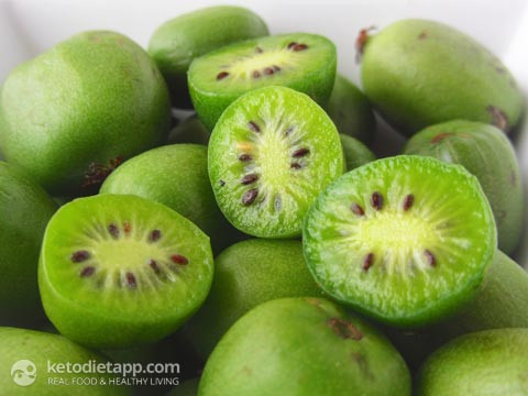Khi bổ đôi kiwi berry, phần thịt bên trong không khác gì kiwi xanh hay kiwi vàng, có nhiều hạt nhỏ li ti bao quanh trục dọc của quả, thịt có màu xanh ngọc.