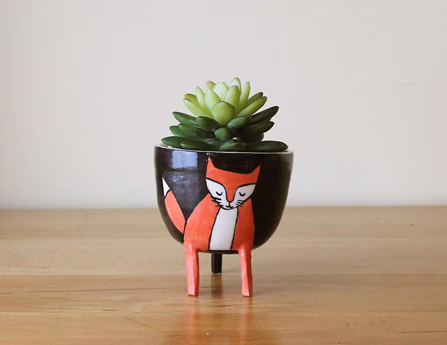 Chiếc chậu hoa hình con mèo độc đáo khiến bàn làm việc thêm sinh động hơn.