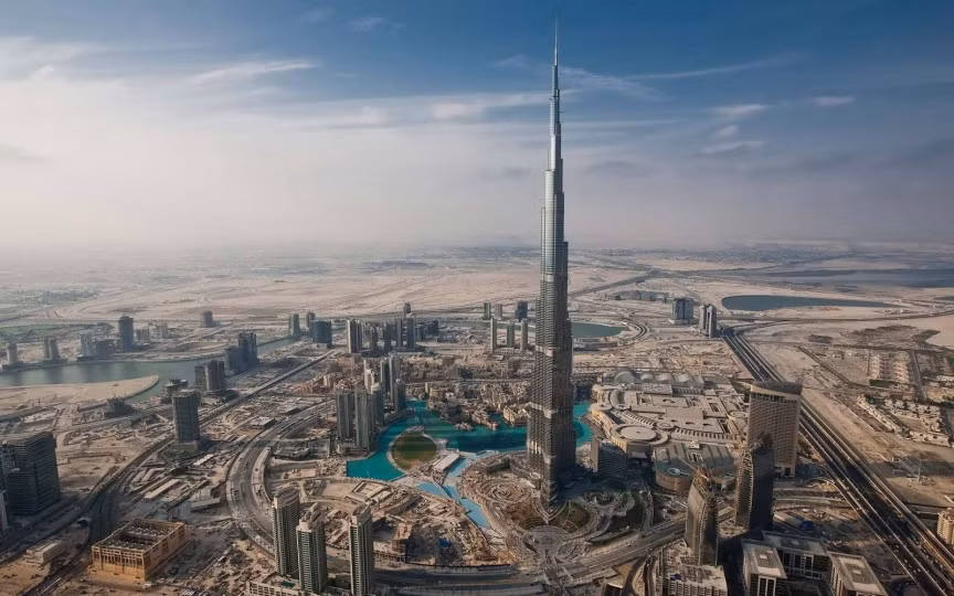 Tháp Burj Khalifa: Nằm ở khu Downtown Dubai, Burj Khalifa hiện đang nắm giữ danh hiệu tòa nhà cao nhất thế giới với chiều cao 829,8 m. Đây cũng là một trong những biểu tượng của Dubai thu hút đông đảo du khách ghé thăm.