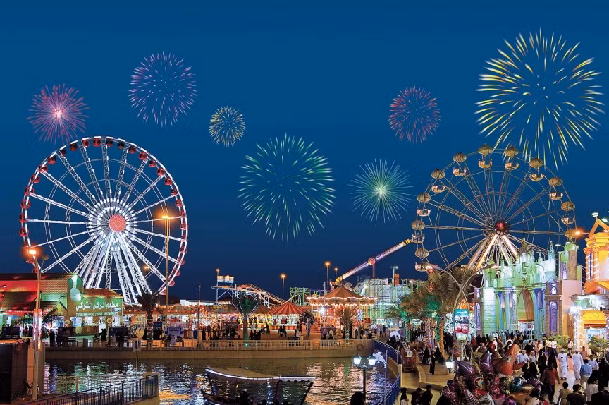 Làng Toàn Cầu: Mở cửa từ năm 1994, đến nay làng Toàn Cầu tại Dubai đã trở thành một trong những địa điểm du lịch hấp dẫn nhất tại đây. Làng Toàn Cầu đem lại cho du khách cơ hội thưởng thức ẩm thực, các sự kiện văn hóa và kiến trúc tuyệt đẹp. Ngoài ra, đây còn là một trung tâm mua sắm quốc tế, với đủ mọi mặt hàng tới từ khắp nơi trên thế giới.