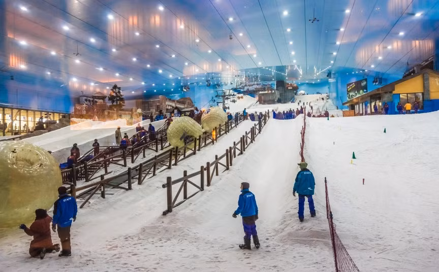 Ski Dubai: Khu trượt tuyết khổng lồ trong nhà của Dubai được xây dựng trên sa mạc thu hút rất đông du khách từ khắp nơi trên thế giới. Nằm trong khuôn viên siêu thị Mall of the Emirates, khu trượt tuyết này có cả sườn núi dốc, cáp treo phục vụ du khách.