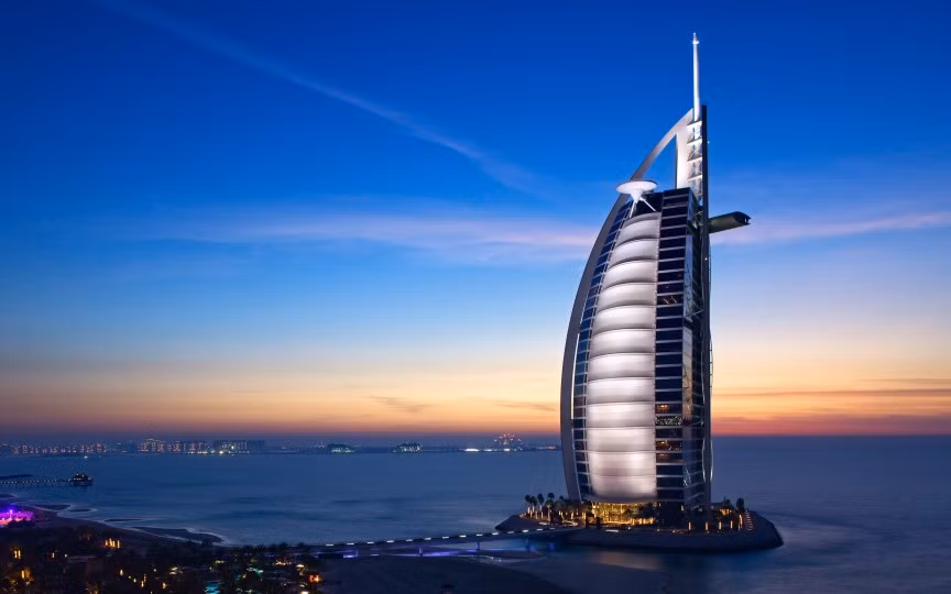 Khách sạn 7 sao Burj Al Arab: Khách sạn 7 sao duy nhất trên thế giới của Dubai này là một trong những điểm đến thu hút giới nhà giàu thế giới. Ngoài căn phòng sang trọng nhìn ra biển, du khách còn được sử dụng iPad dát vàng và đi tour thành phố bằng siêu xe Rolls Royce.