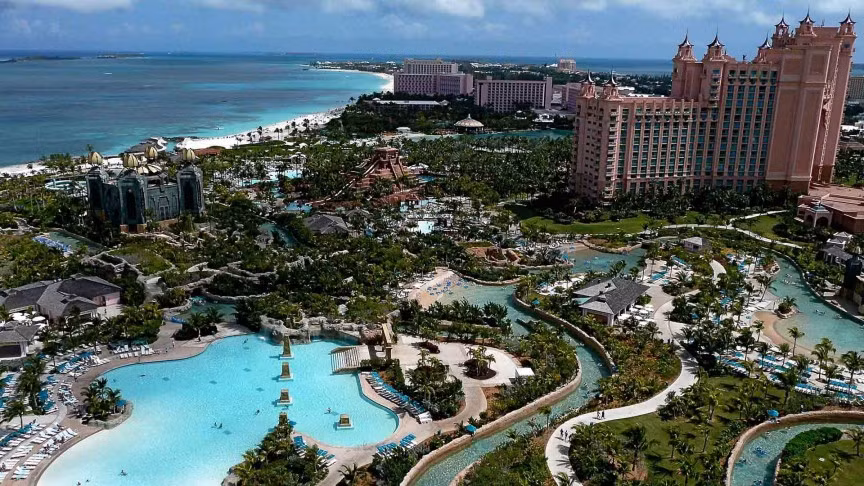 Công viên nước Aquaventure và Wild Wadi: Với diện tích rộng lớn khó tin, cùng nhiều trò chơi ấn tượng, du khách sẽ cảm thấy như lạc vào một thế giới khác ở hai công viên nước này.