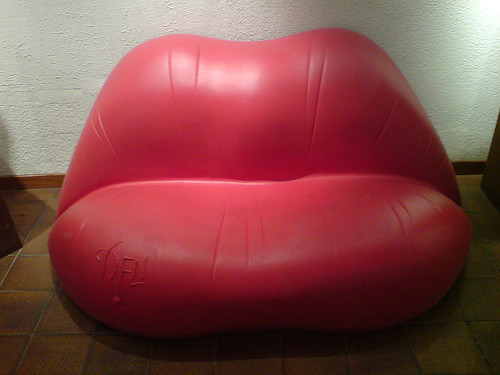 Sofa hình đôi môi quyến rũ cho căn phòng.