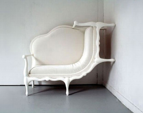 Chiếc sofa hình thù độc đáo có vẻ biết cả leo tường.