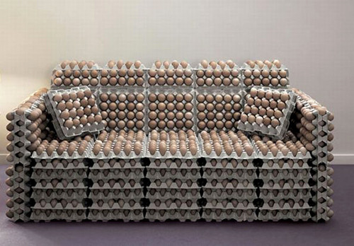 Chiếc ghế sofa được xếp từ những khay trứng. Liệu bạn có dám ngồi lên chiếc sofa cực độc này không?